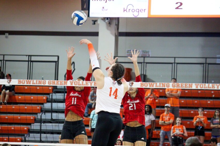 Lauryn Hovey sending over one of her 19 kills