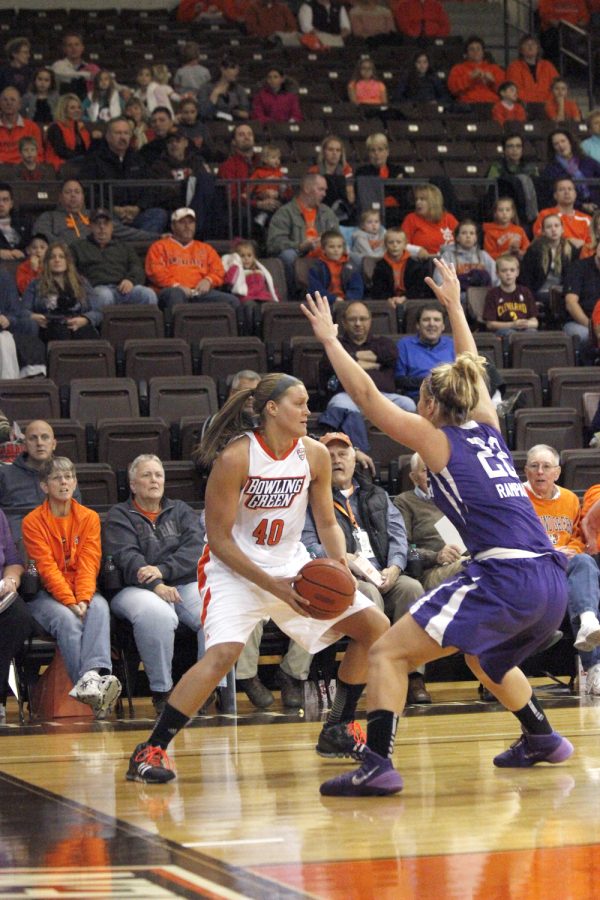 Jill Stein looks for a teammate to pass to during BG&#8217;s 90-58 win against Niagara University.