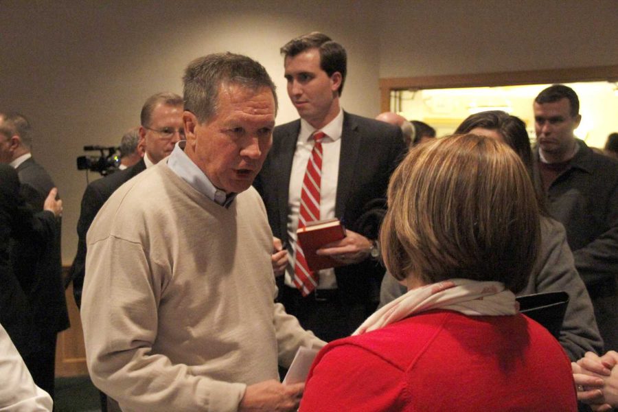 Governor John Kasich speaks to Leslie Oestreich, a third grade teacher in Pemberville at his campaign stop Thursday evening.
