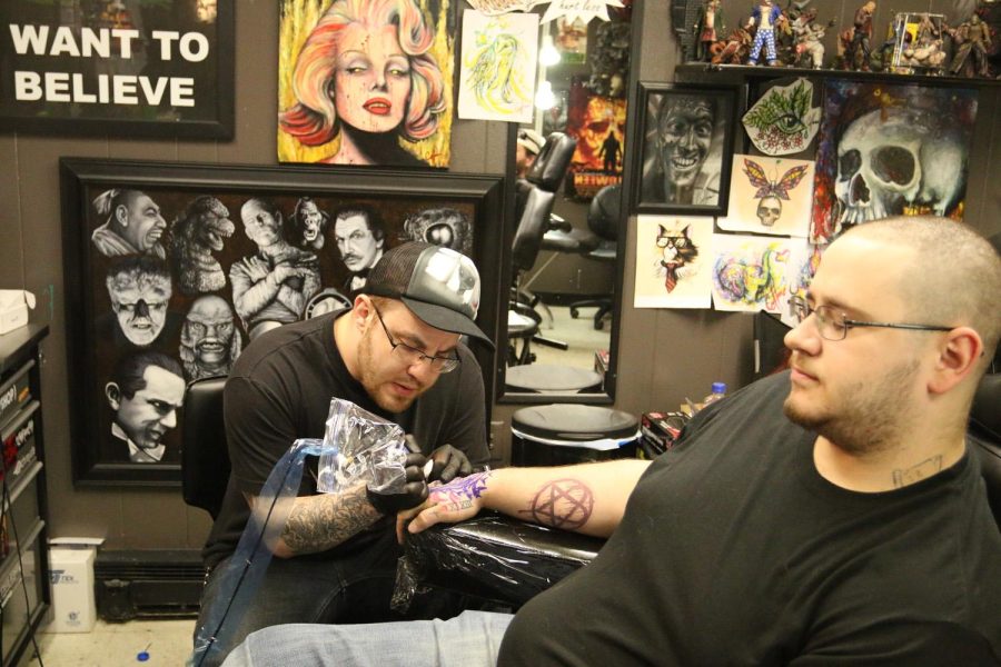 Local+artist+Justin+Coffman+adds+to+one+of+his+client+growing+collection+of+tattoos.