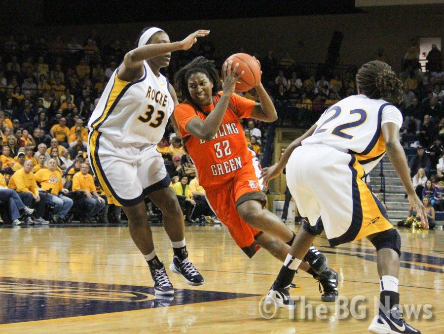 Alexis Rogers, No. 32, cuts between two Toledo defenders and
drives inside to make a layup. BG lost 50-52 against the Rockets,
breaking a 13-game winning streak.