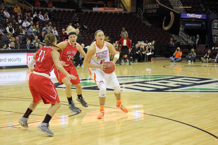 Jill Stein looks to pass the ball in their MAC Tournament loss to Ball State. The Falcons finished the season with a record of 27-4.