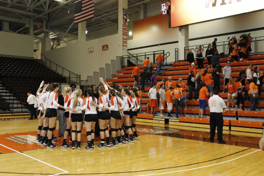 BGSU+Volleyball+team+gathers+together+after+winning+against+Youngstown+State.