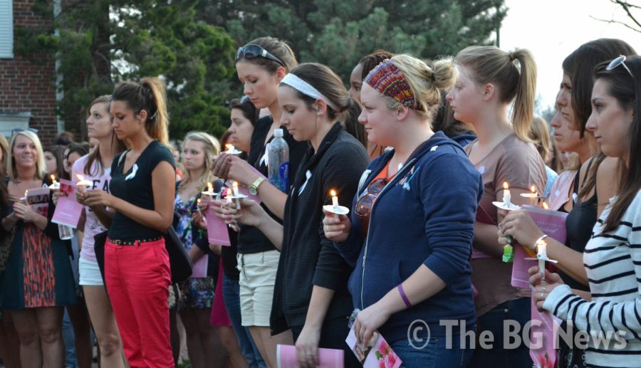 Students+hold+candles+Friday+night+during+the+vigil+that+concluded+the+Celebration+of+Sisterhood.+The+event+was+planned+as+a+memorial+service+for+the+three+BGSU+students+who+died+in+the+March+2+Interstate+75+crash.