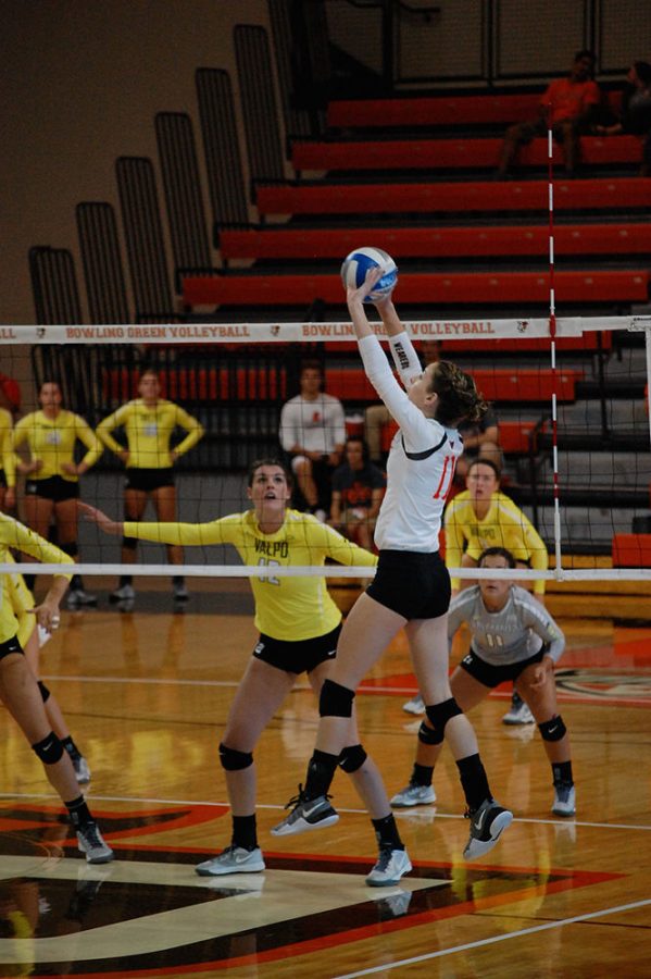 Volleyball dominates UIC invitational