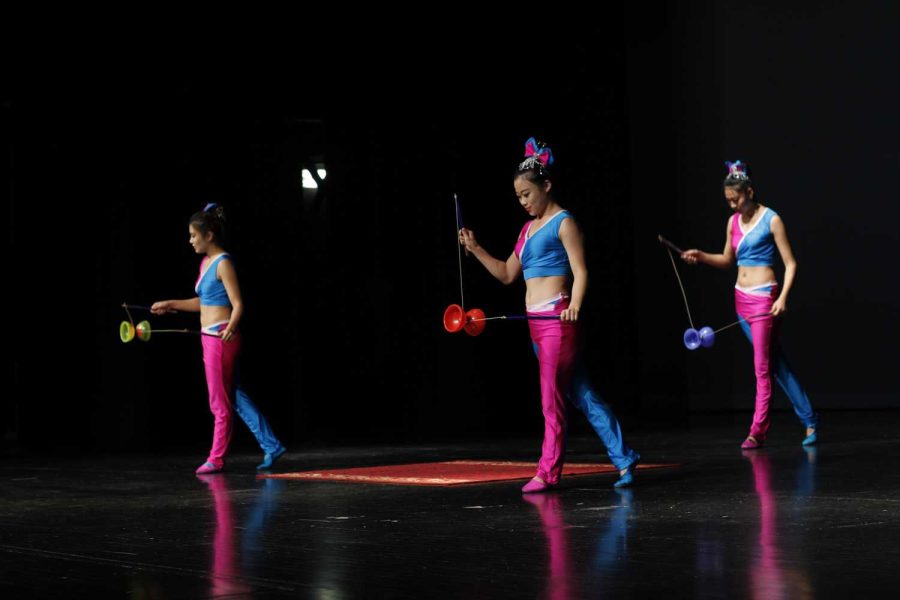 Group+of+Chinese+acrobats+perform+the+yo-yo+act+during+the+performance+on+Saturday+night.