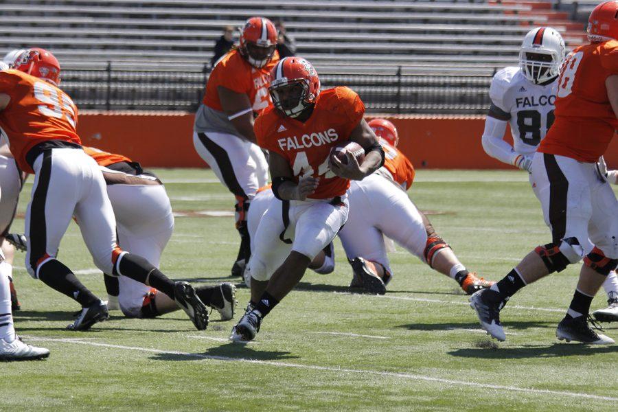 Donovan Wilson carries the ball in Saturdays spring game. 