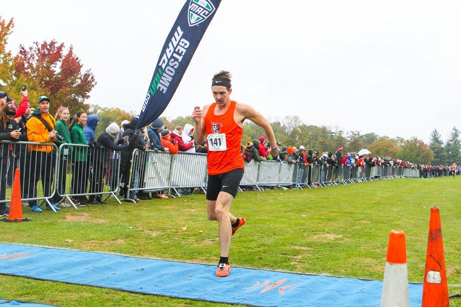 Noah Schaub, Bowling Green State University&#8217;s lead cross country runner, darts out in front of the field of 75 runners at the 2018 Mid-American Conference Championships