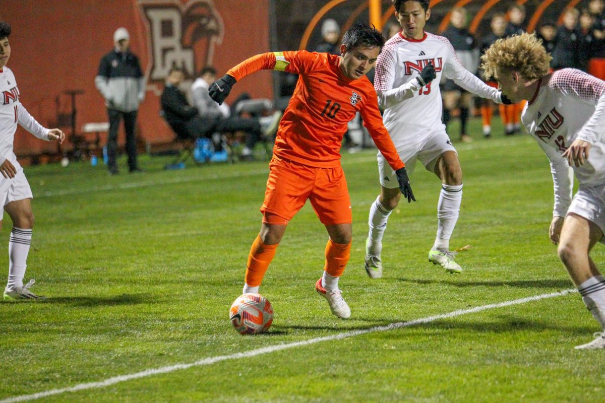 Alberto Anaya dribbling with the ball