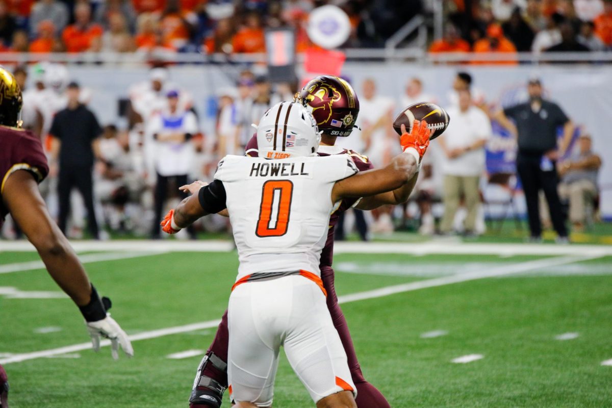 Cashius Howell rushing the quarterback