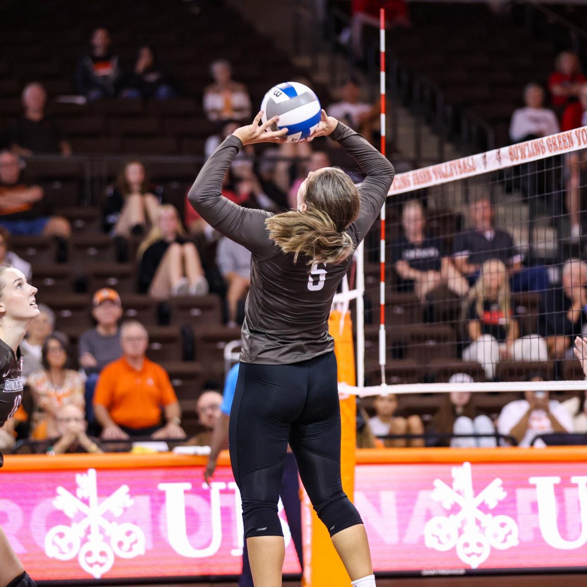 Bowling Green, OH - Falcons freshman setter Anna Sitek (5) sets the ball in a match against the Cincinnati Bearcats at the Stroh Center in Bowling Green, Ohio