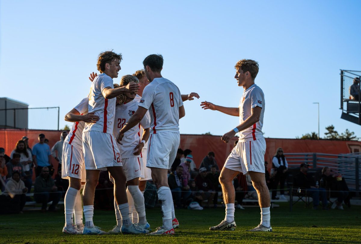 Bowling Green, OH – Falcons huddle in the corner of the field to celebrate the first goal of the match scored by sophomore forward Bennett Painter (12) at Cochrane Field in Bowling Green, Ohio