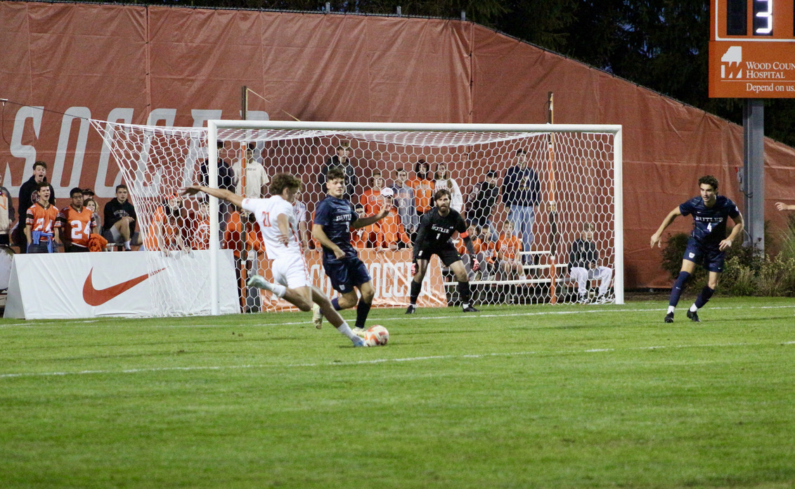 Bowling Green, OH - Falcons junior forward Trace Terry (21) shooting in the second half at Cochrane Field in Bowling Green, Ohio