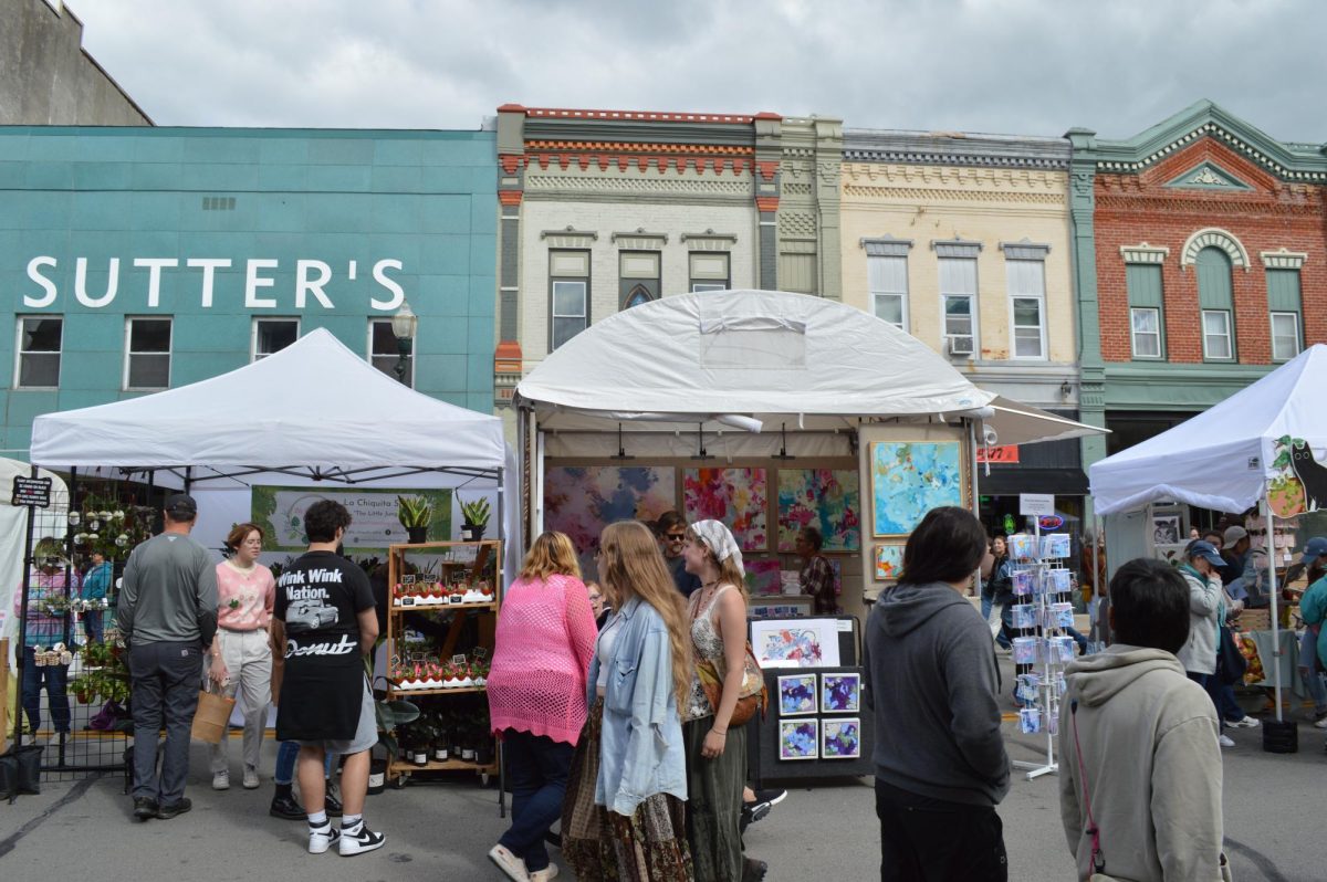 Festivalgoers enjoy festival's art stands