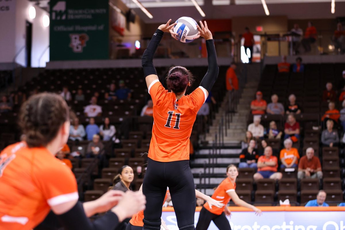 Bowling Green, OH - Sophomore setter Amanda Otten (11) sets the ball against the Broncos of Western Michigan in the Stroh Center in Bowling Green, Ohio.