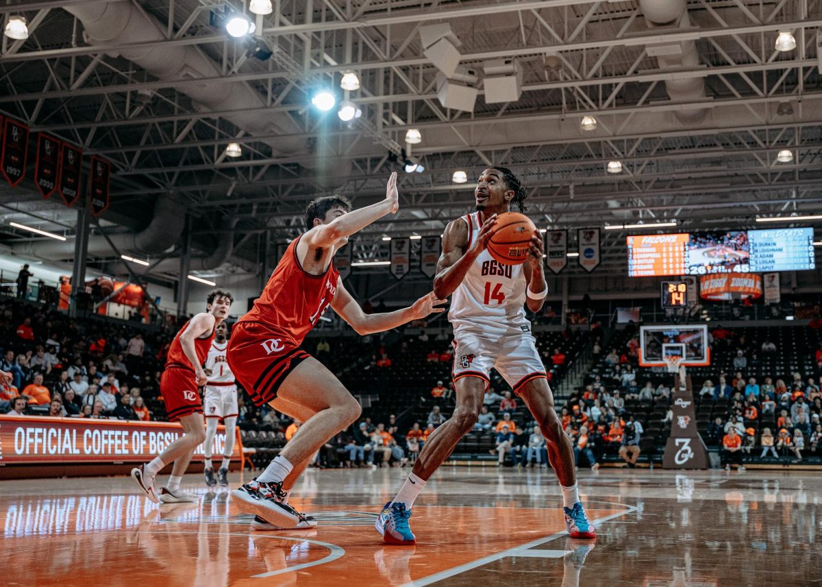 Bowling Green, OH – Falcons senior forward Sam Towns (14) prepares to take a shot at the Stroh Center in Bowling Green, Ohio