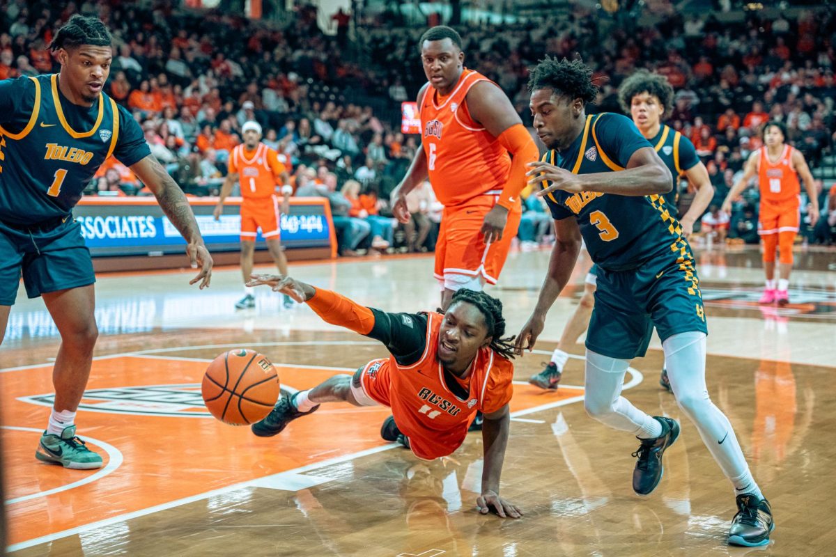 Bowling Green, OH – Falcons Redshirt Freshman Forward Jamai Felt (11) fights for the ball against two Rocket defenders at the Stroh Center in Bowling Green, Ohio