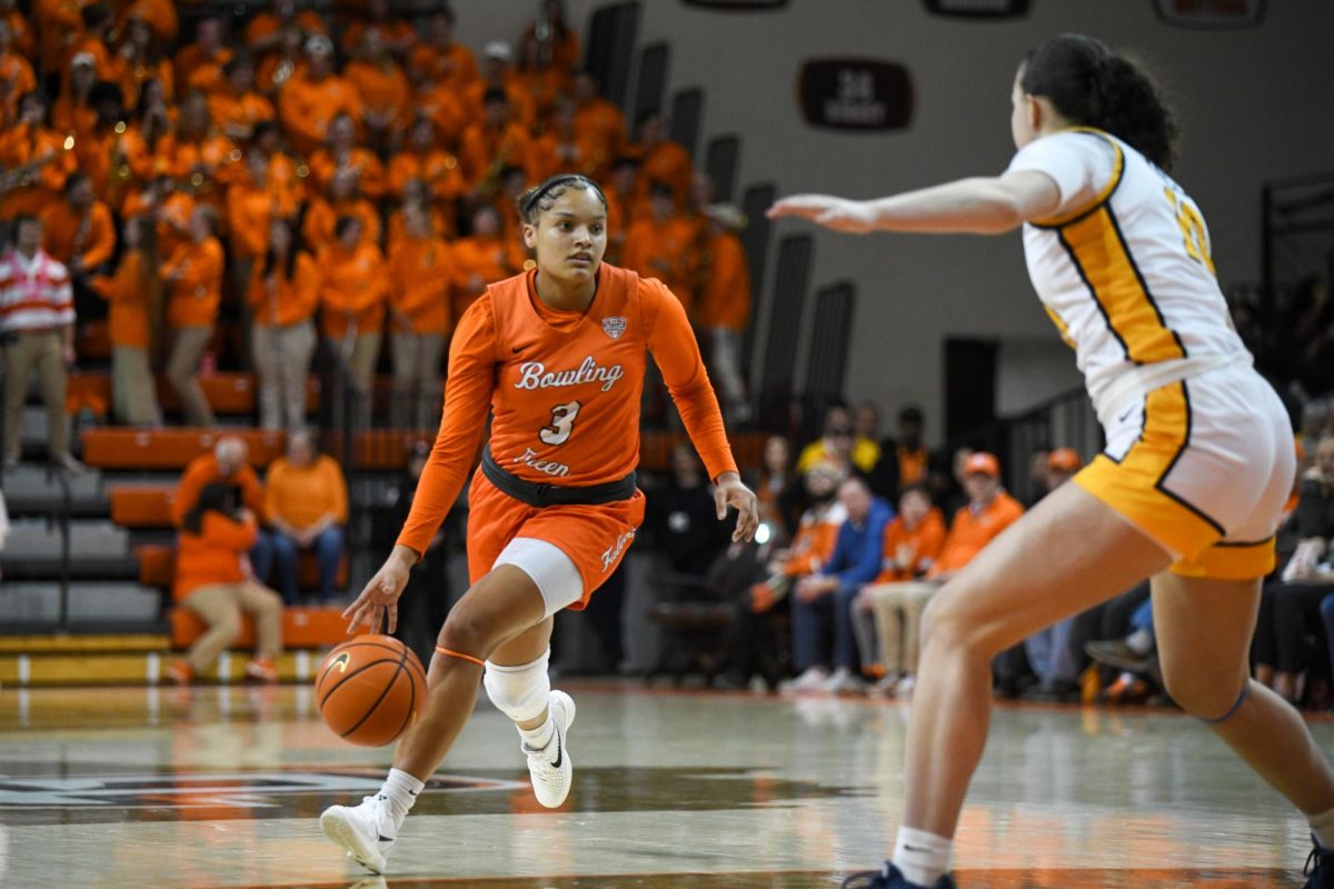 Bowling Green, OH - Falcons freshman guard Johnea Donahue (3) getting around the defense at the Stroh Center in Bowling Green, Ohio.