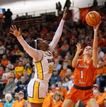 Bowling Green senior guard Amy Velasco shooting a floater layup against Toledo 