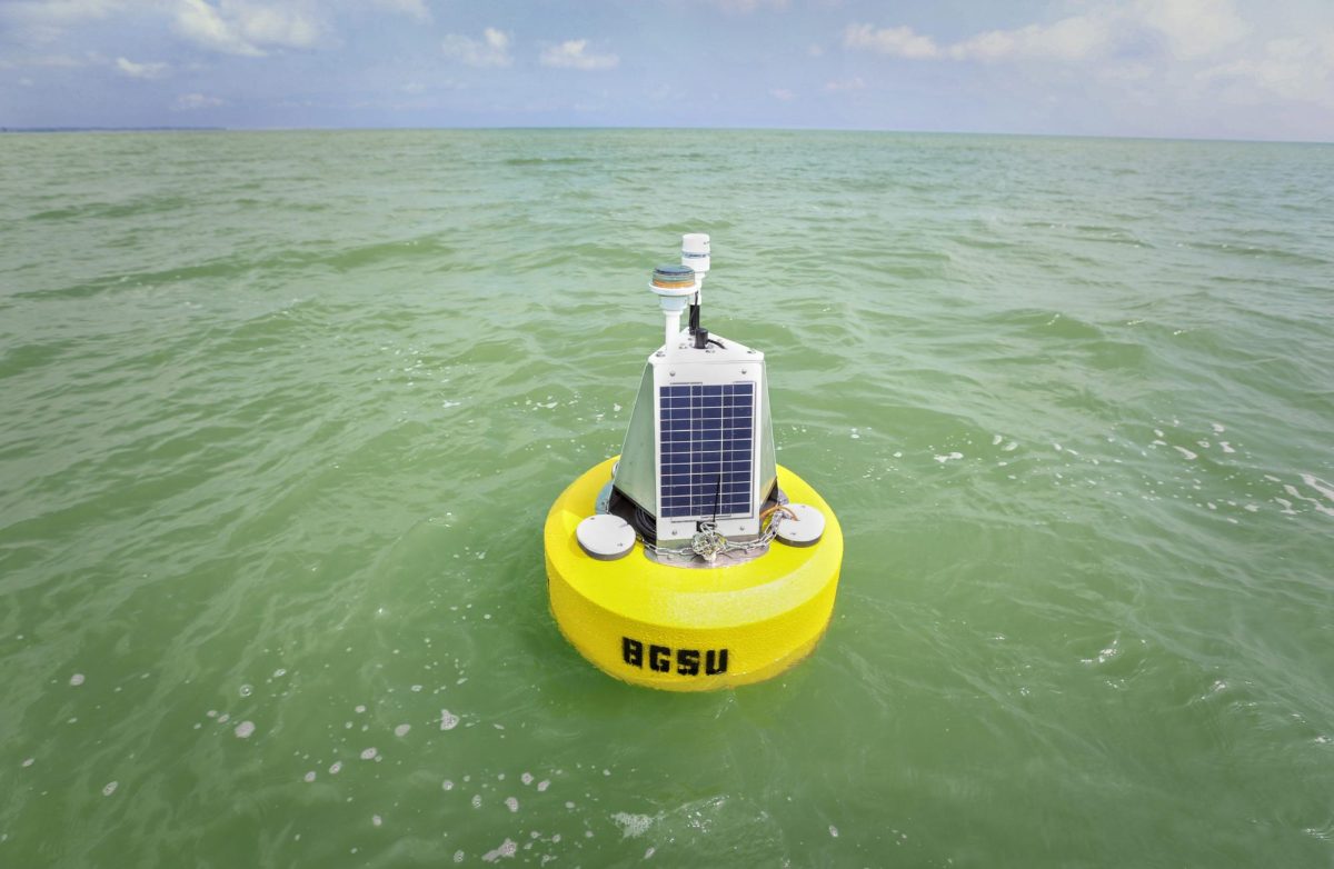 A BGSU buoy floats in Lake Erie (photo via BGSU).