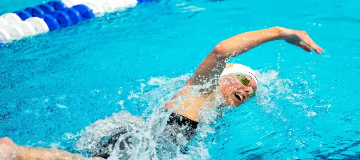 BGSU freshman Taylor Devorace swimming a personal-best in her leg of the 800 freestyle relay