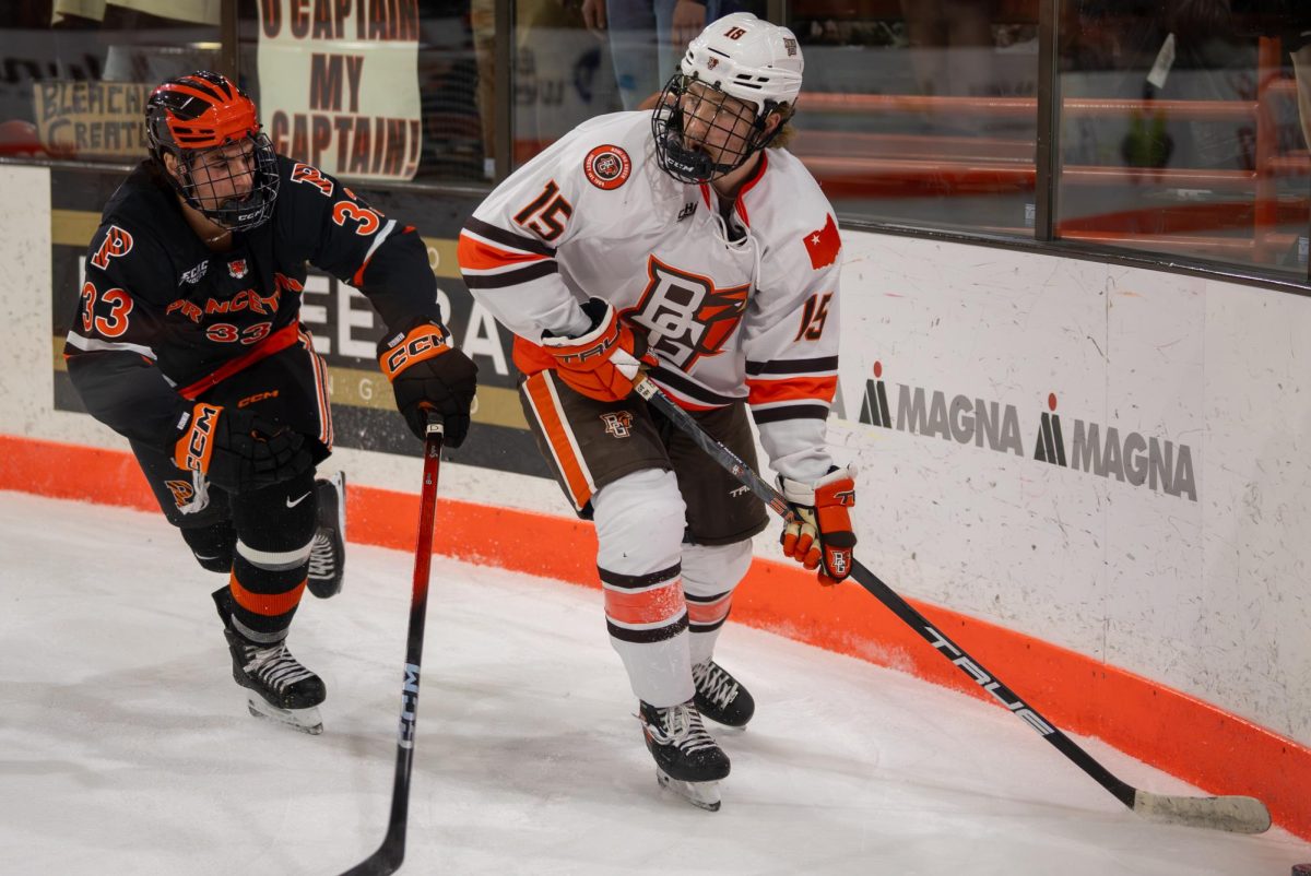 Bowling Green, OH - Falcons sophomore forward Max Martin (15) looking for the open man at Slater Family Ice Arena in Bowling Green, OH