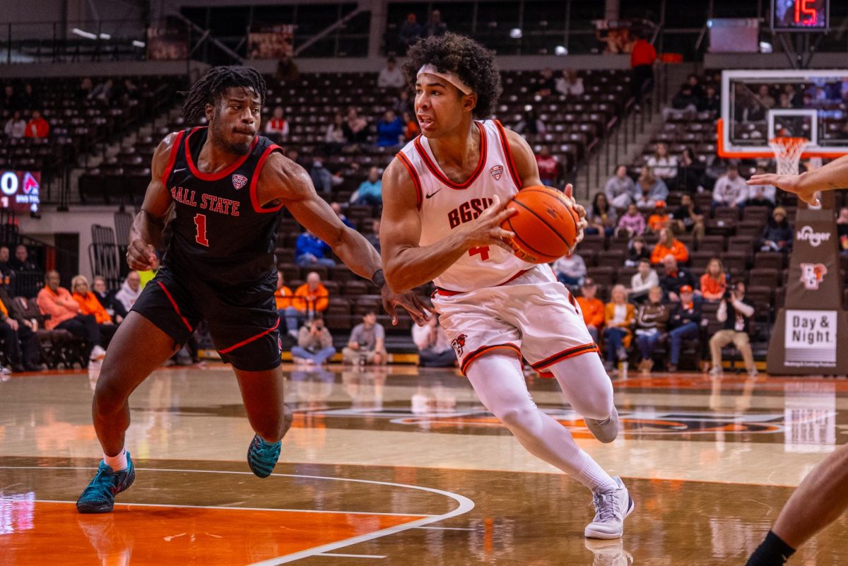 Bowling Green, OH – Falcons sophomore guard Josiah Shackelford (4) pushing through the contact at the Stroh Center in Bowling Green, Ohio.